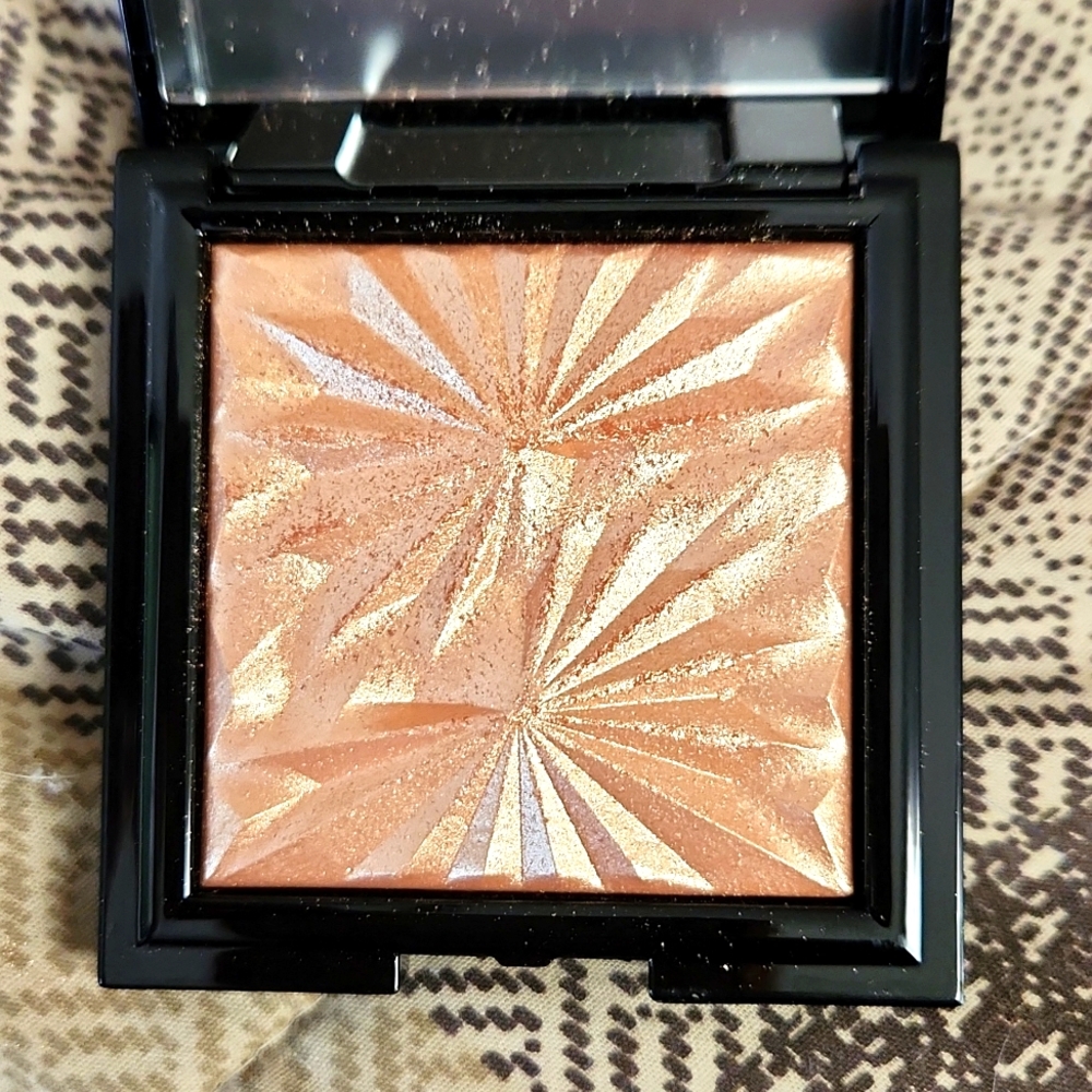 Elcie Cosmetics The Eclipse Highlighter - Sol